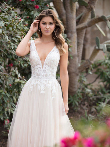 Sample Sale  and Off the Rack wedding dresses available in La Maison Bridal Boutique, Ottawa, ON 